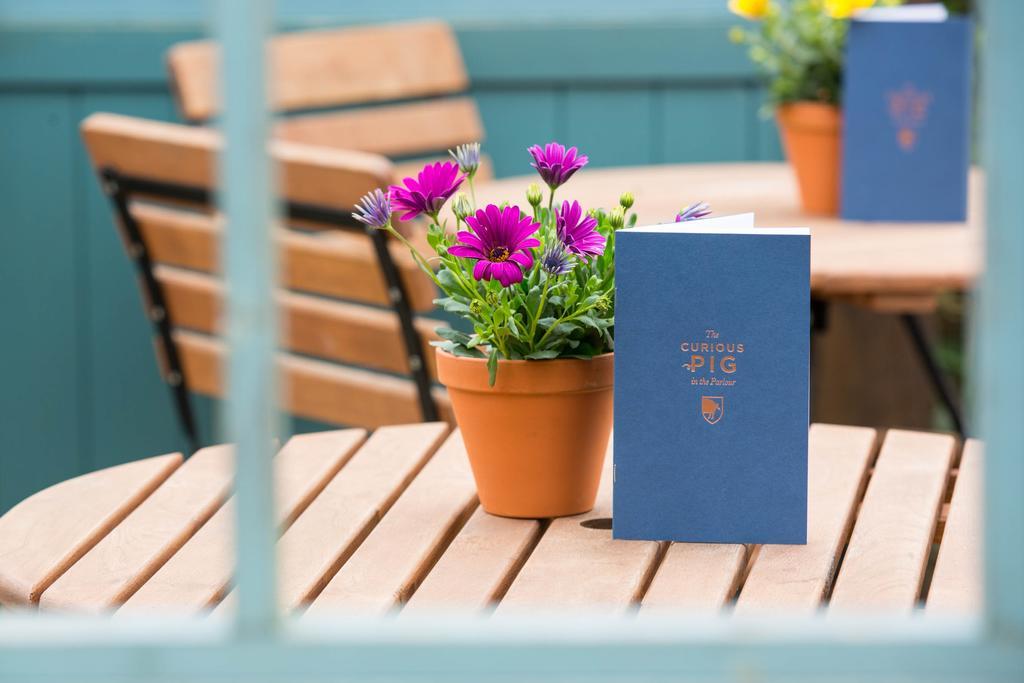 The Curious Pig In The Parlour Hotel Burstow Exterior foto