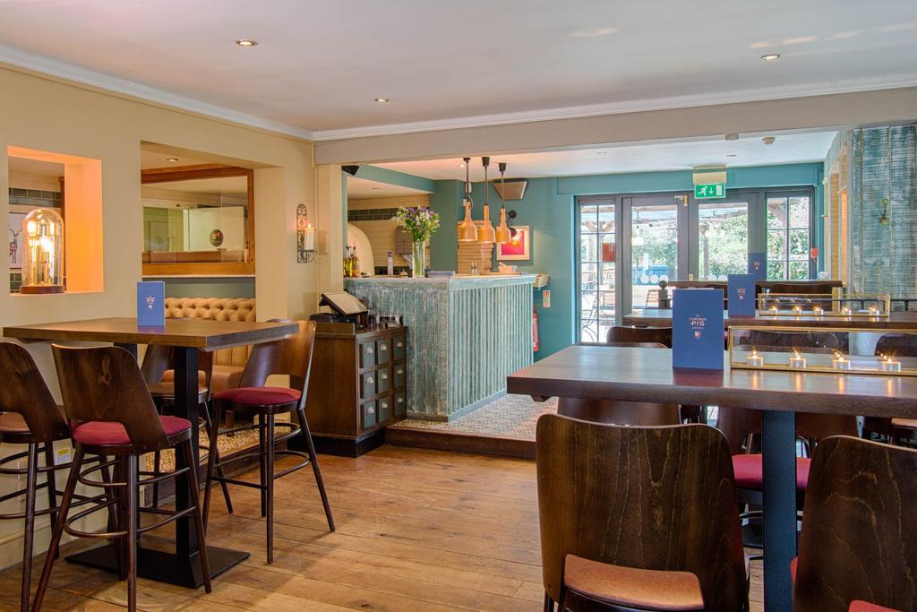 The Curious Pig In The Parlour Hotel Burstow Exterior foto