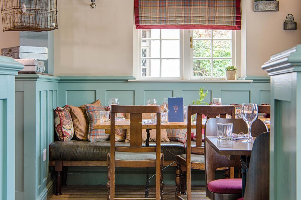 The Curious Pig In The Parlour Hotel Burstow Exterior foto